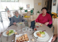 Un agréable repas entre résidentes Mme IOGNAT-PRAT et Mme RAYNAUD Le Domaine de Jallemain Chateau-Landon